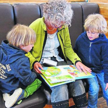 Einfach ein Dankeschön - Grosseltern leisten unheimlich viel für Familien und die gesamte Gesellschaft. Mit dem Schweizer Grosselterntag, welcher jeweils am 2. Sonntag im März gefeiert wird, wird diesem grossen Engagement der Grosseltern gedankt. Bild: pixabay