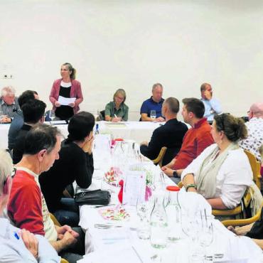 «Wieso ist die Stadt kein Mitglied?» - Die von Vorstandsmitglied Samia Afra (stehend) vorgestellte Möglichkeit zu einem öfteren Austausch führte zu Grundsatzdiskussionen an der GV. Bild: Marco Huwyler