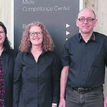Kompetenz auch am neuen Standort - Nicole Bruno, Heidi Schmid, Richard Stüssi (von links) begrüssen die Kunden im neuen Verkaufslokal. Bild: zg