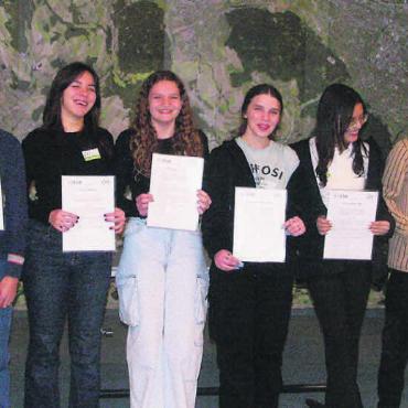 Aufzug in die Arbeitswelt - Projektbetreuerin Anita Schertenleib (links) mit den LIFT-Diplomanden der Kreisschule Mutschellen. Bilder: vb