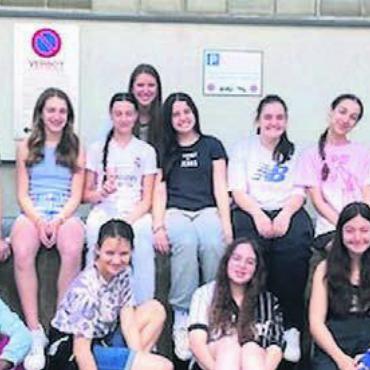 Song-Aufnahme mit Profis - Schülerinnen und Schüler der Kreisschule Mutschellen haben mit einer Profiband den Song «Cover Me in Sunshine» aufgenommen. Bild: zg