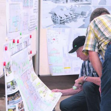 Erste Ideensammlung - Die drei Projektentwürfe der Architekten stiessen bei den Ortsbürgern auf grosses Interesse. Bild: sab