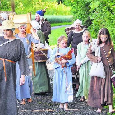 Einfache Bevölkerung beleuchtet - An vier Wochenenden kann man im Schloss Hallwyl in das Leben von Bauern im Hochmittelalter eintauchen. Bild: pd