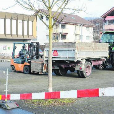 Neuer Ort der Begegnung - Letzte Woche wurden erste Belagselemente entnommen, die nun anderweitig genutzt werden können. Bild: Roger Wetli