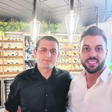 Süsse Italianità - Nexhat Asllani und Alfredo Castiglione servieren ihre Pizzas und sonstigen Köstlichkeiten neu in der Marktgasse. Bild: Marco Huwyler