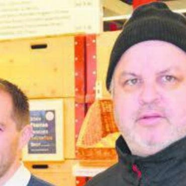 Ende des Abenteuers - Christian Füglistaller (links) und Roger Meyer betreiben den Bolleri-Markt. Bild: rwi