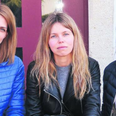 Nicht mehr die gleiche Welt - Im Leid vereint: Die in Rudolfstetten-Friedlisberg wohnhafte Julia Makahivska (Mitte) nahm Lidia Kuschnirenko (links) und Elena Pedorich auf. Bild: Archiv / Celeste Blanc