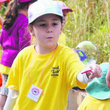 Löwen-Nachwuchs im Freudentaumel - Seifenblasen in allen Grössen konnten die jüngeren Schüler beim Posten «Seifenproduktion» machen.
