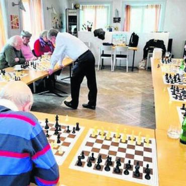 Spitzenspieler blieb ungeschlagen - Matthias Rüfenacht in voller Konzentration beim Simultanturnier. Bild: zg