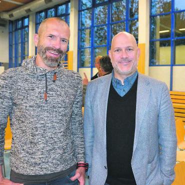 Gleich schnell trotz 10 km/h weniger - Vizeammann Sascha Käppeli (links) und Gemeinderat Patrik Luther konnten am Info - abend zahlreiche Fragen beant worten. Bild: Roger Wetli