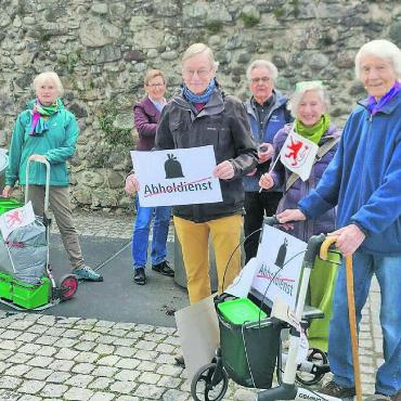 Wut auf Abfallregime - Die Initianten neben der ungeliebten Unterflursammelstelle vor der Bremgarter Stadtmauer. Statt ihren Unrat und Grünabfall wie früher einfach vor die Tür zu stellen, müssen manche von ihnen jetzt damit mehrere hundert Meter laufen. Bild: Marco Huwyler