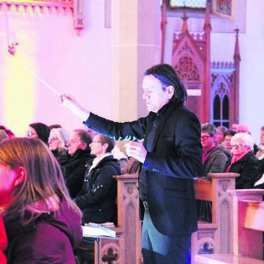 Erstmals ein Blasorchester dirigiert - Peter Werlen entführte die Zuhörer mit der Musikgesellschaft Villmergen in andere Sphären. Bilder: Monica Rast