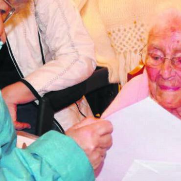 Grosse Ehre erteilt - Luise Thut durfte zahlreiche Gratulationen entgegennehmen. Bild: tre