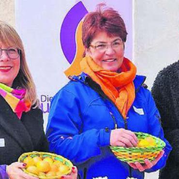 200 orange Ostereier verschenkt - Ostereier und Most wurden von (v. l.) Karin Koch Wick (Präsidentin der Ortspartei Bremgarten und Co-Präsidentin der Bezirkspartei), Rita Brem-Ingold, Oberwil-Lieli, und Jacqueline Wick, Bremgarten, verteilt. Bild: zg