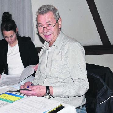 Rekordmenge an «Züriwasser» - Nicht nur Abgeordnetenpräsident Felix Baur hofft, dass die Fassung des Pumpwerks Breiten bald verlegt werden kann. Links Verbandssekretärin Karin Hoffmann. Bild: Erika Obrist