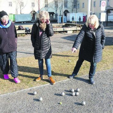 Leicht zu lernen, schwer zu gewinnen - Pétanque ist spannend bis zur letzten Minute. Welche Kugel liegt näher am «Schweinchen»? Das Diskutieren gehört genauso dazu wie das Werfen der Kugeln. Bilder: Susanne Schild