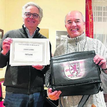Vom Jasskönig zum Stadtführer - Jimmy Gehrig (rechts) wird vom Vorsteher der Stadtführergruppe Bremgarten, Reto Jäger, als neues Mitglied aufgenommen. Der «Jasskönig» bekommt nun auch die Insignien der Stadtführer: Nach Krone und Zepter sind dies die Tasche mit Stadtwappen und das Diplom.