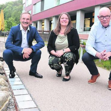 Neues Kapitel aufgeschlagen - Die Tafeln auf dem Ehregässli sind um zwei Namen ergänzt worden (von links): Präsident Mike Lauper und die früheren Geschäftsleiter Marianne Busslinger und Manfred Breitschmid. Bilder: Chregi Hansen / zg