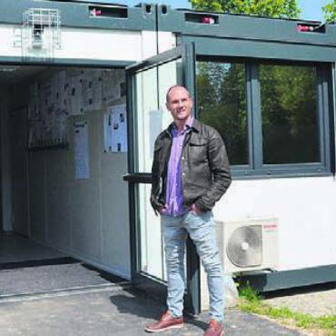 Aus Not wird Chance - Patrick Stangl, Vorstandsmitglied Kreisschule Mutschellen (KSM) und Gemeinderat von Berikon, vor dem Provisorium KSM 4. Bild: sab
