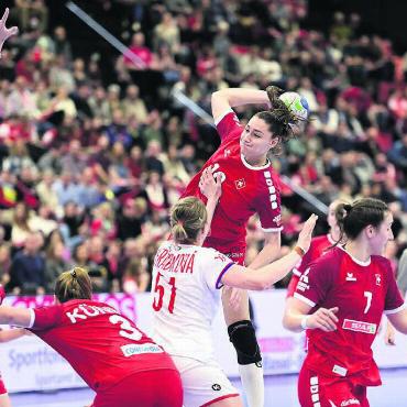 Plötzlich vor 3000 Fans - Daphne Gautschi beim Wurf. Die Murianerin erzielte zwei Tore und träumt nun von der WM-Teilnahme. Bilder: Alexander Wagner