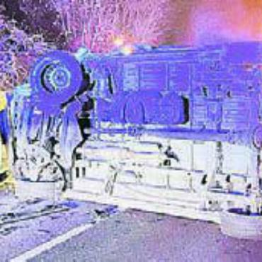 Trotz Unfall keine Verletzten - Es entstand grosser Schaden an den Fahrzeugen. Beide Fahrer blieben aber unverletzt. Bild: pz