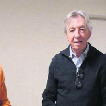 Porträt einer Hebamme - Die Referentin zusammen mit dem Präsidenten des Stadtmuseums Fridolin Kurmann (r.) und Vorstandsmitglied Heinz Koch. Bild: bo