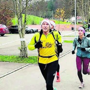 Murianer am Chlauslauf - Passend zum Chlauslauf startete Norbert Utz mit einer Samichlausmütze. Bild: zg
