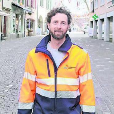 Überbleibsel des Klamauks - Oliver Burgunder sorgt mit seinem Team für saubere Gässli. Bild: huy