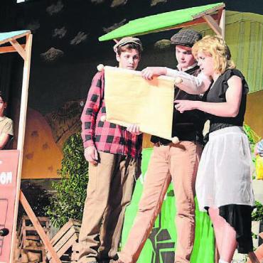 Göttliche Spiele - Der erfolglose Winzer Dimitri (2. von links) erhält auf der Suche nach den magischen Artefakten ganz viel Unterstützung. Bilder: Chregi Hansen