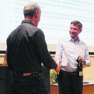 Hunger nach Holz wird grösser - Stefan Staubli, Präsident Holzenergie Freiamt, (links) bedankt sich bei Referent Alfred Kammerhofer. Bild: Susanne Schild