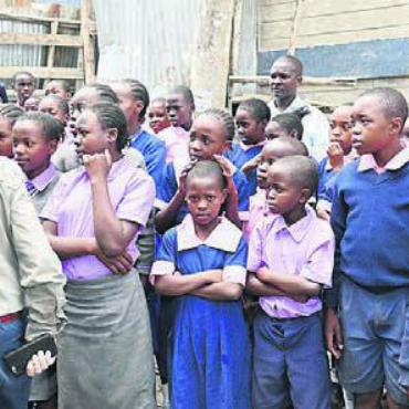 Helfen auch im hohen Alter - Projekt-Synesius-Präsident Stephan Gottet besichtigte die von seinem Hilfsverein finanzierte Schule in einem Elendsviertel von Nairobi. Bild: zg