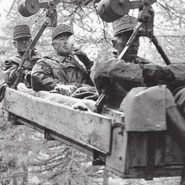 Auf Augenhöhe mit Henri Guisan - Generalstabsoffizier Jakob Huber (hinten) und Henri Guisan (Mitte) auf Inspektionsfahrt im Gotthardgebiet, vermutlich Anfang der 1940er-Jahre. Bild: zg