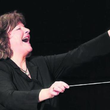 Eine beeindruckende Aufführung - Dirigentin Isabelle Ruf-Weber führte mit Bravour durch die Friedensmesse. Bilder: Stefan Eichholzer
