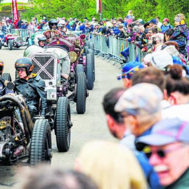 Da jubelt die Oldtimer-Seele - Start der Vorkriegsfahrzeuge, unter andere mit Louis Frey aus Muri im silberfarbenen Gaggenau. Der Rolls-Royce-Motor verrichtete seinen Dienst einst in britischen Hurricane-Jagdflugzeugen und Centurion-Panzern. Bilder: Simon Huwiler