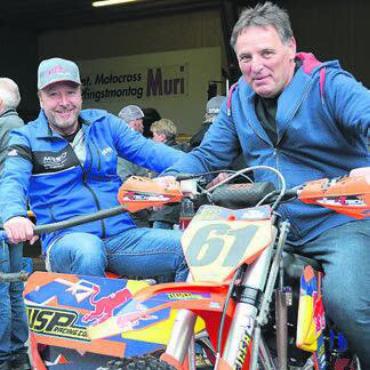 Vollgas seit fünfzig Jahren - Beat Gassmann, OK-Chef des Moto - cross Muri (l.), und Vereinspräsident Urs Huwiler. Bild: sab