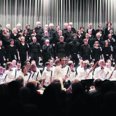 Eine beeindruckende Aufführung - Geballte Ladung: Mit dem Oratorienchor Winterthur (hinten schwarz) und der Bremgarter Stadtmusik (vorne weiss) tummelten sich über 120 Musiker auf der Bühne im Berikerhus.