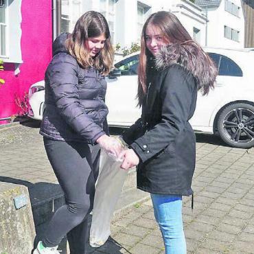 Zwei Osterbräuche - Alicia (links) und Serena sammeln Müll, um etwas Gutes für ihr Dorf zu tun.