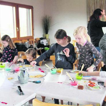 Eier, wohin das Auge schaut - Die Guetzli werden mit viel Hingabe verziert. Bilder: mo