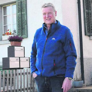 Auf Augenhöhe mit Henri Guisan - Arnold Huber vor Jakob Hubers Elternhaus im Mörgeln, Jonen. Vor 70 Jahren erwiesen zahlreiche Militärs, darunter Guisan, und Politiker hier dem Toten Jakob Huber ihre Ehre.