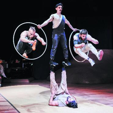 Momente für die Ewigkeit - 5. August: Die Premiere des neuen Programms des Circus Monti begeistert das Publikum, die anschliessende Tournee wird zum Erfolg.