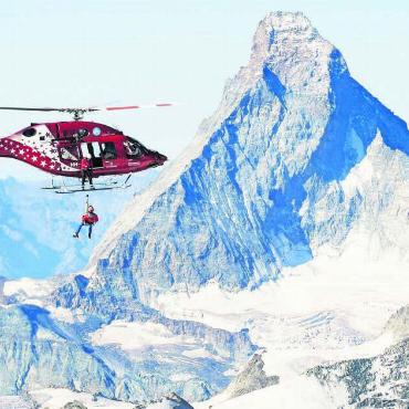 Fliegende Retterin - Was wie ein perfektes Werbefoto aussieht, zeigt Rebekka Frieden im Bergungseinsatz vor dem Matterhorn.
