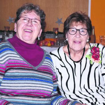 Knackiges zum Geburtstag - Marie Eve Morf (links) und Rosemarie Lohm gehören zu den Gründerinnen des Frauenmorgens. Bild: Erika Obrist