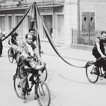 Velo soll wieder mehr ins Zentrum - An Blumencorsos nahmen die Mitglieder des Velo-Moto-Clubs Muri-Dorf während vieler Jahre im ganzen Land teil. Bilder: Annemarie Keusch / zg