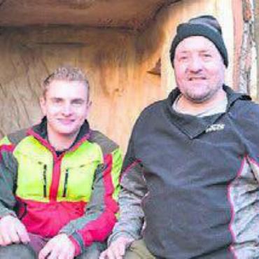 Aus Pappel wurde Sitzbank - Silvan Farhni (links) und Paul Strebel. Bild: rwi