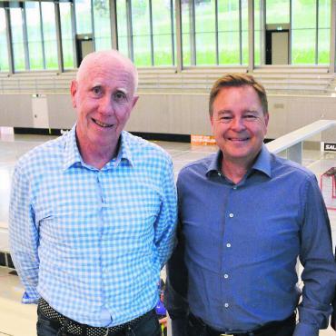 Soll eine Erfolgsgeschichte bleiben - Oberhalb der Turnhalle des Sport-, Freizeit- und Begegnungszentrums Burkertsmatt kommt die Pumptrackanlage hin. Nun kann es an die Realisierung gehen und das macht (v. l.) Vorstandspräsident Marcel Signer, Abgeordnetenpräsident Christoph Springer und Betriebskommissionspräsident Adrian Hunziker glücklich. Bild: Sabrina Salm