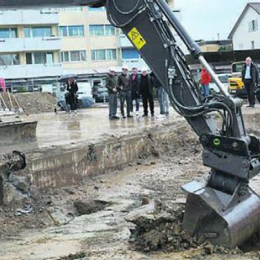 Die Entwicklung beginnt - Mit dem Bagger geht es schneller: Der Spatenstich ist der Beginn einer zweieinhalbjährigen Bauzeit.