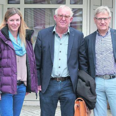 Noch enger beisammen - Dass der gemeinsame Weg der richtige ist, davon sind Irene Fleischlin, Direktionsassistentin der Pflegi, Franz Hold, Präsident Pflegi, und Daniel Räber, Stiftungsrat St. Martin und Vizepräsident Spitex (von links), überzeugt. Bild: Annemarie Keusch