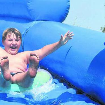 «Summersplash» in der Altstadt - Spass garantiert: Die gigantische Wasserrutschbahn wird dieses Jahr am Bogen Bremgartens aufgestellt. Bild: huy