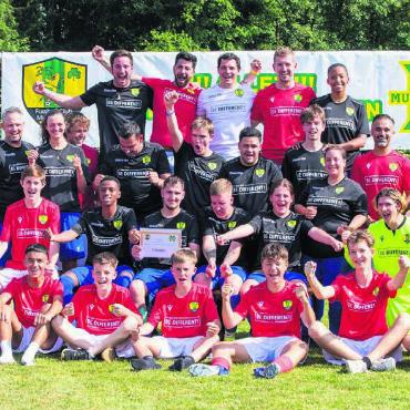 Kicken für den guten Zweck - Spielerinnen und Spieler des FC Mutschellen mit Integra-Freiamt-Mitarbeitern auf einem Bild vereint. Bilder: zg