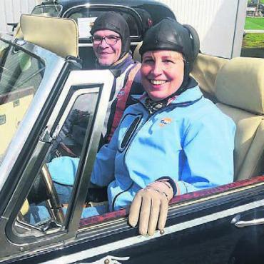 Ein Dorf im Ausnahmezustand - Patrick und Belinda Schönbächler aus Arni fahren mit ihrem Fahrzeug auch bei der Oldtimer-Jungfrau-Rallye mit.
